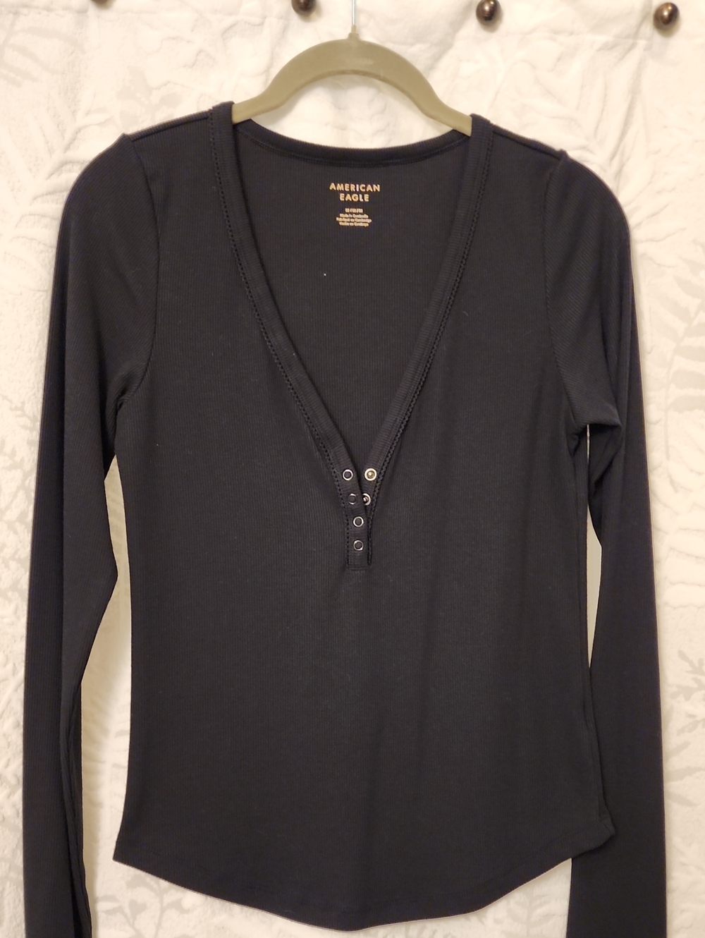 American Eagle Outfitters Medium Black Long-Sleeve Ribbed Henley New